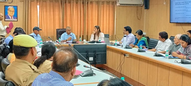डीएम ने की बाल कल्याण समिति एवं मिशन वात्सालय के अधिकारीयों के साथ समीक्षा बैठक