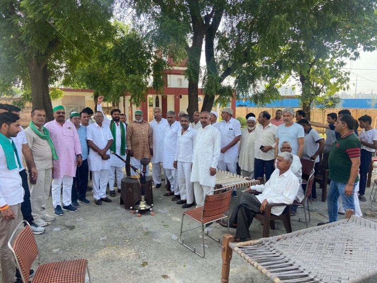 बिजली कंपनी के खिलाफ एक जुट हुए ग्रामीण