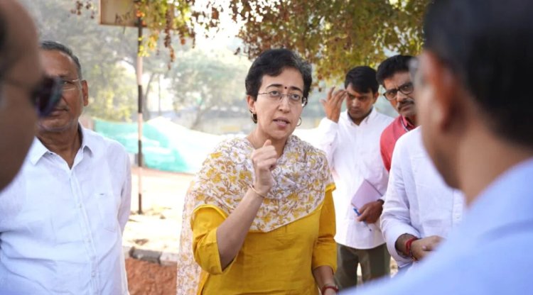 दिल्ली सरकार की मंत्री आतिशी ने अफसरों को कहा, "जनवरी तक तैयार हो फ्लाईओवर वरना..।"