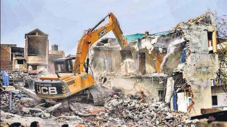नोएडा में 50 आलीशान फार्म हाउसों पर चले बुलडोजर
