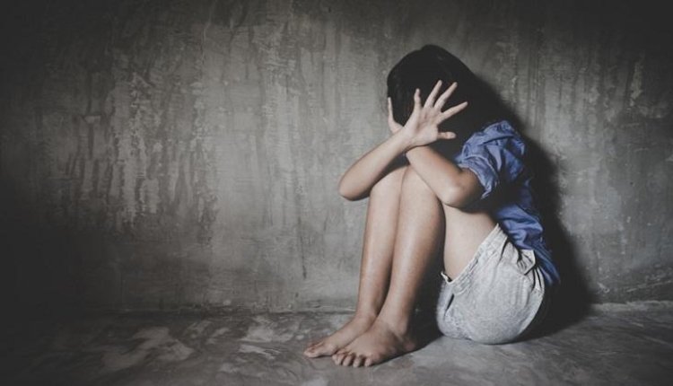 14 वर्षीय बेटी के साथ उसकी मां के दोस्त द्वारा कई बार किया दुष्कर्म..