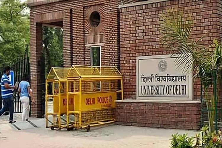 दिल्ली विश्वविद्यालय में मचा बवाल, महिला प्रोफेसरों से प्रेग्नेंसी को लेकर पूछ रहे सवाल