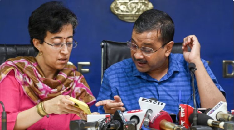"दिल्ली मुख्यमंत्री अरविंद केजरीवाल ने कैबिनेट में महत्वपूर्ण फेरबदल किया, जल मंत्री का कार्यभार सौरभ भारद्वाज से वापस लिया गया"