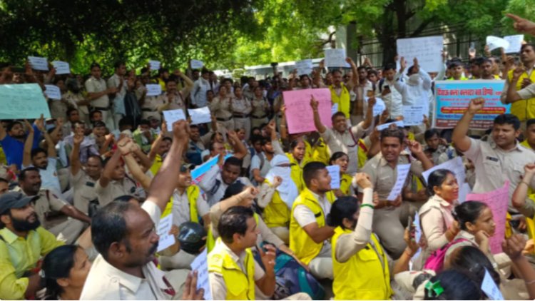 दिल्ली में वेतन नहीं मिलने से परेशान क्लस्टर और डीटीसी बसों के बस मार्शल सड़क पर उतरे