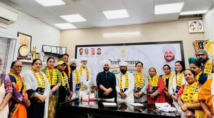 दिल्ली में कांग्रेस को बड़ा झटका, आम आदमी पार्टी में 100 से ज्यादा कांग्रेस नेताएँ शामिल