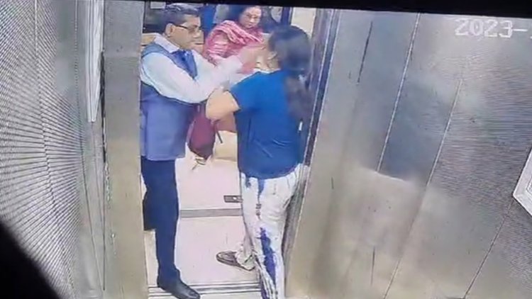 नोएडा में एक रिटायर्ड आईएएस अधिकारी ने महिला को जड़ दिया थप्पड़, महिला अपना कुत्ता लिफ्ट से ले जाना चाहती थी…