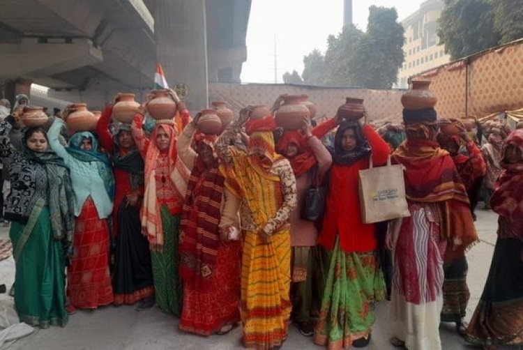 गेट में मटके फोड़ एनटीपीसी के खिलाफ जमकर प्रदर्शन