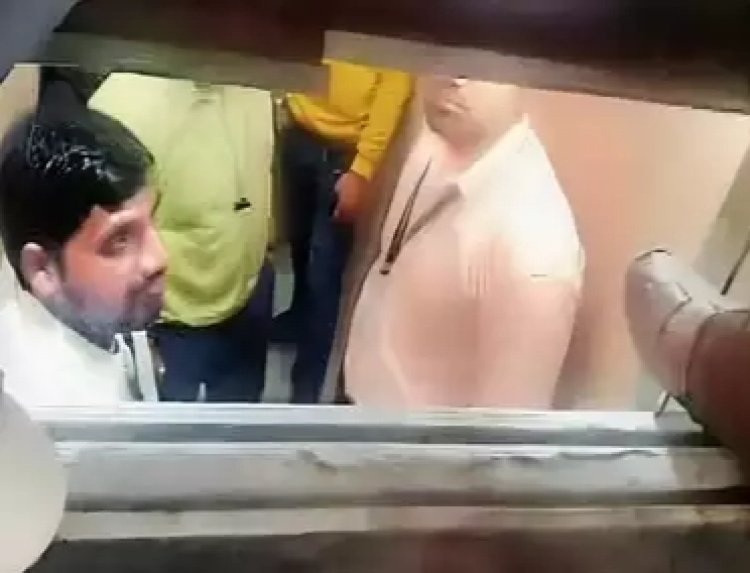 ग्रेटर नोएडा बिजनेस सेंटर मे अटकी लिफ्ट, 5 लोग फसे