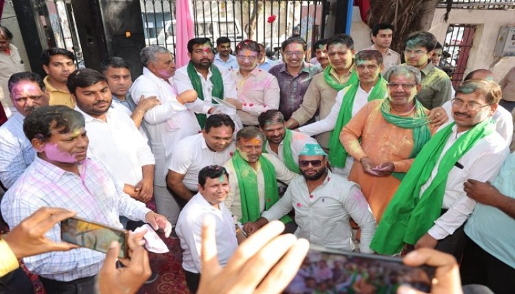 होली पर सभी गिले-शिकवे भूल कर किसानों ने खेली होली