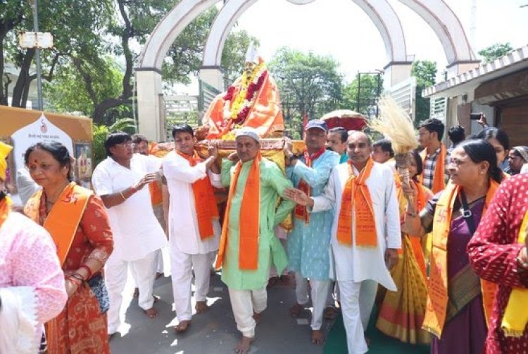 नोएडा शहर में धूमधाम से निकली साईं यात्रा