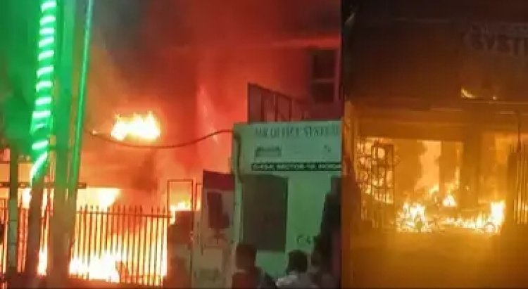नोएडा की फर्नीचर कंपनी में लगी भीषण आग