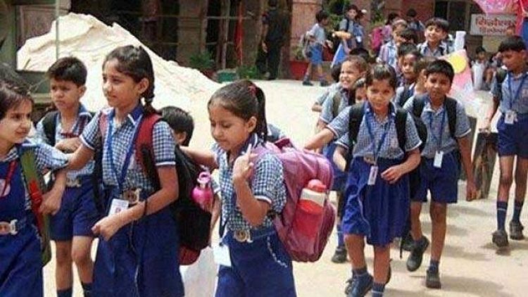 एक किलोमीटर का हवाला देकर दाखिला लेने से इनकार कर रहे निजी स्कूल