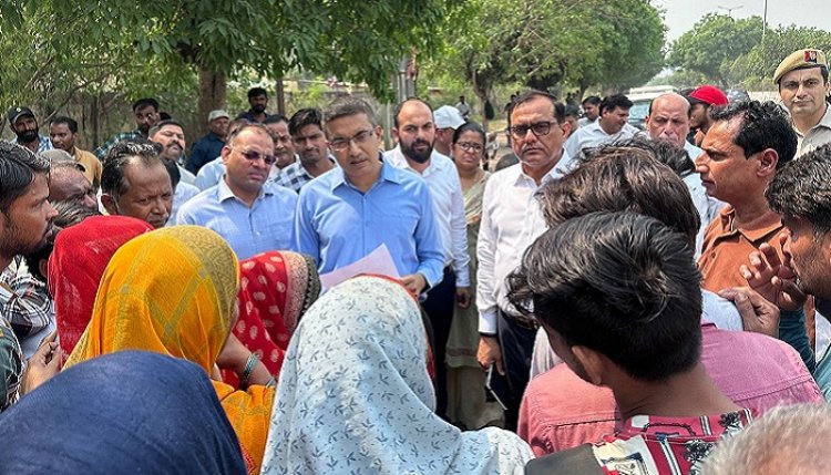 एक्शन में नोएडा के सीईओ, ठेकेदार पर जुर्माना, 2 सफाईकर्मियों को हटाया