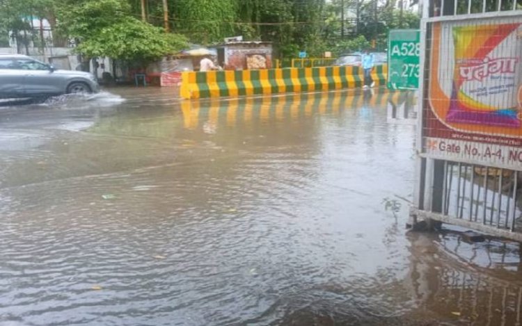 थोड़ी सी बारिश से लबालब हुई नोएडा की सड़कें