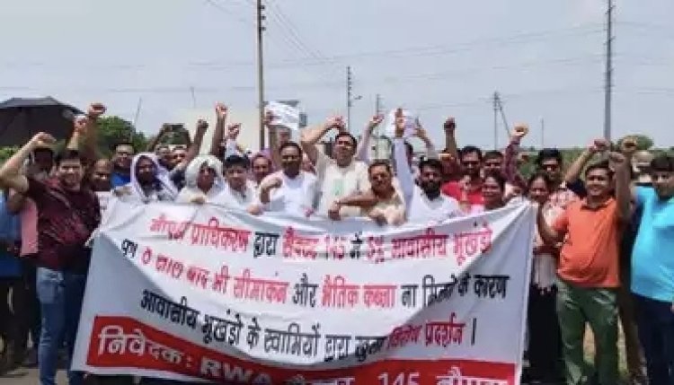 खाली प्लॉट पर सामूहिक लंच... नोएडा प्राधिकरण के खिलाफ ये कैसा विरोध प्रदर्शन?