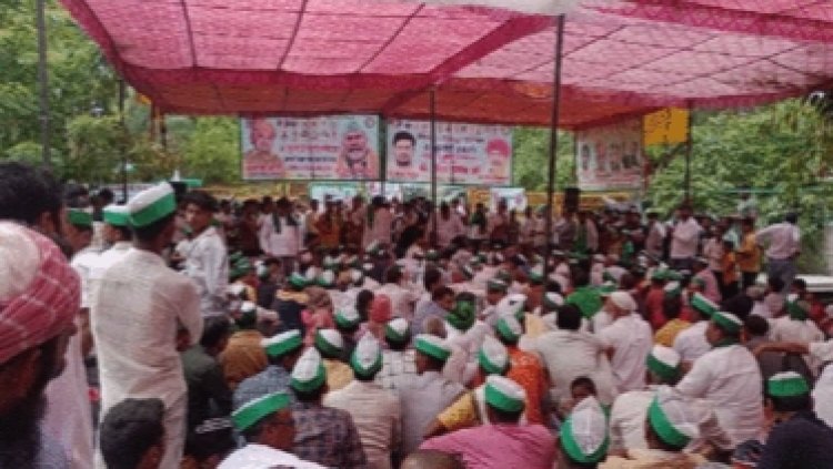 नोएडा प्राधिकरण के खिलाफ किसानों का हल्ला बोल, दफ्तर के बाहर तोड़ा पुलिस बैरिकेड
