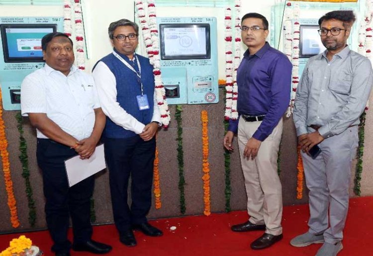 NMRC की सौगात : एक्वा मेट्रो स्टेशनों पर लगाई कैशलैस टिकट वेंडिंग मशीन