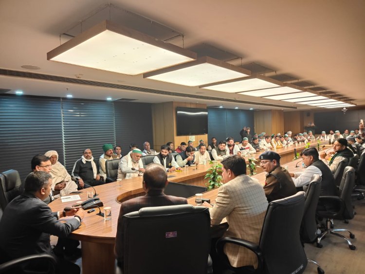 ग्रेटर नोएडा प्राधिकरण में किसानों की बैठक में सहमति बनी, हर बृहस्पतिवार को होगी बैठक