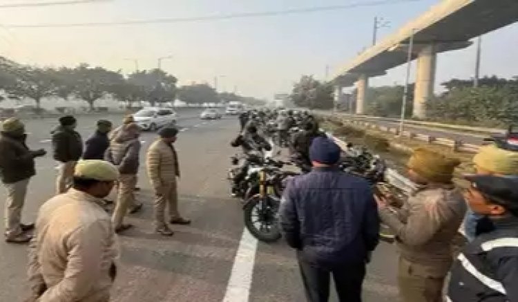 नोएडा और यमुना एक्सप्रेसवे पर पुलिस ने 40 बाइक स्टंटबाजों को पकड़ा, कई गाड़ियां जब्त और किया चालान
