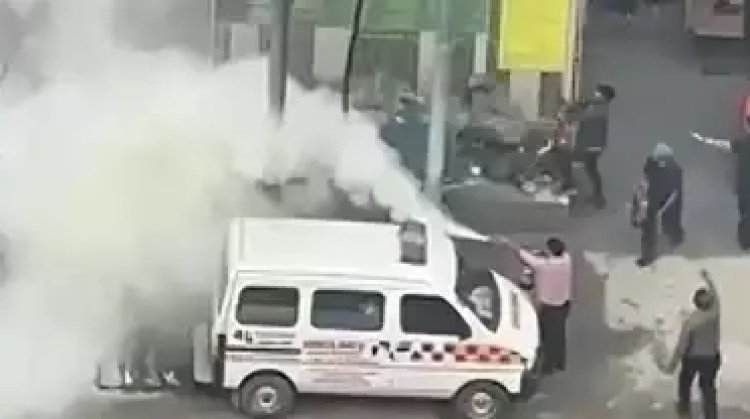 ग्रेटर नोएडा के स्वस्थम अस्पताल के पास ट्रांसफार्मर में लगी आग, बाइक जलकर हुई राख