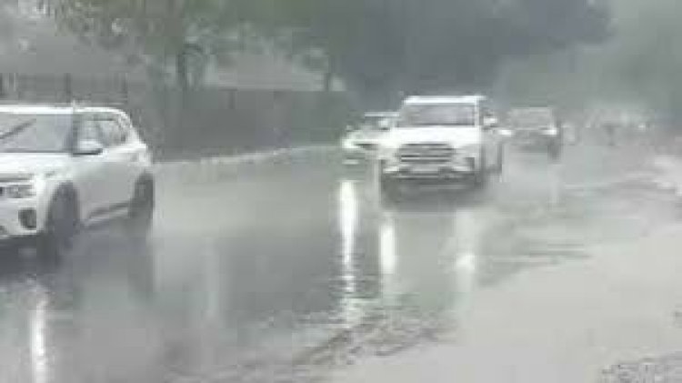 नोएडा में बारिश भी नहीं धो पाई प्रदूषण, 350 के पार पहुंचा AQI, यलो अलर्ट जारी