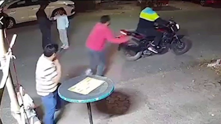 मोमोज खा रहे शख्स के गले से खींची चेन, दौड़कर बाइक पर बैठा और हो गया फरार, CCTV में कैद हुई घटना
