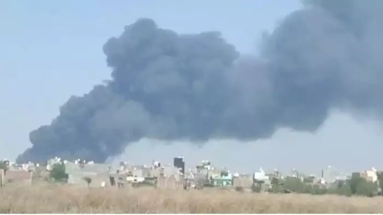 ग्रेटर नोएडा की कूलर बनाने वाली फैक्ट्री में भीषण आग, 30 दमकल गाड़ियों ने पाया काबू