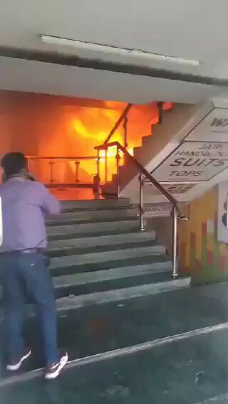 रस्सी से लटककर लोगों ने बचाई जान