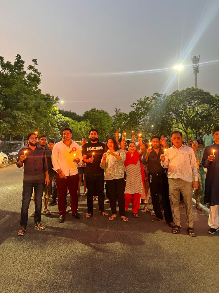 पहलगाम आतंकी हमले के विरोध में सेक्टर PI-1 में निकाला गया कैंडल मार्च, हिन्दू-मुस्लिम एकता की दिखी मिसाल