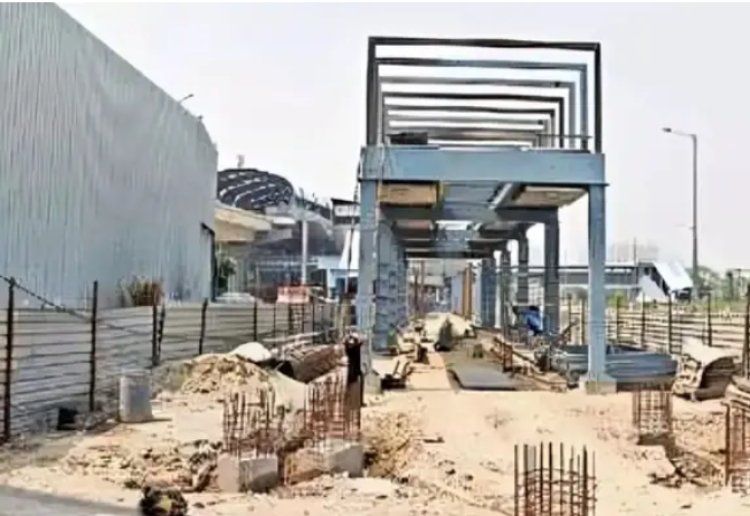 नोएडा में एक्वा को ब्लू लाइन मेट्रो से जोड़ने का अभी हवा में लटका, स्काईवॉक पूरा करने को मिली नई डेडलाइन